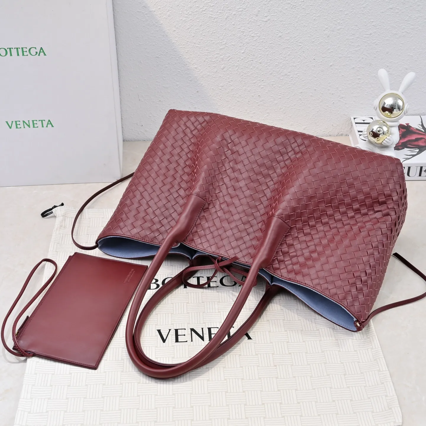 Batch 2360 Bv 2025 early spring series Pinacoteca medium tote handbag. The front is made of classic Intreccia woven cow leather. It is low-key and luxurious. The flip side is made of warm suede. It instantly switches to a lazy and casual style. It has a large internal capacity. It is no pressure to carry a computer for commuting. It is also thoughtfully matched with a small detachable bag. It is full of security. The woven texture is so delicate that you can't put it down. The highlight is that it is super versatile. Come and get your new bag😝 Model: 7166 Size: 23*43*14.5cm